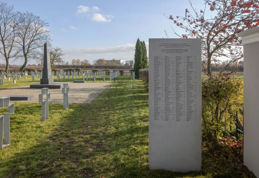 Dwujęzyczna tablica z nazwiskami pochowanych żołnierzy