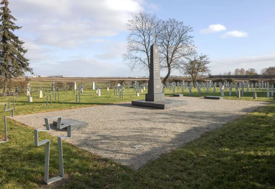Odrestaurowany obelisk z 1923 roku wśród kwater z nowymi krzyżami
