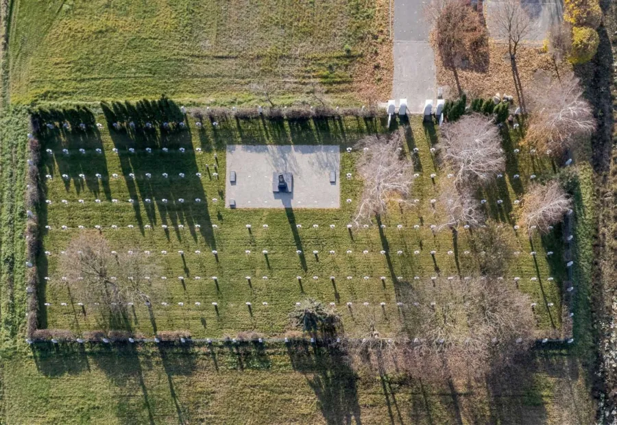 Cmentarz z lotu ptaka - odtworzony układ kwater i obelisk
