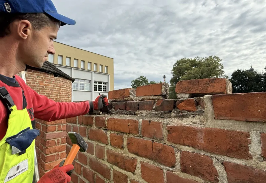 Ręczna naprawa korony muru - przemurowanie cegieł