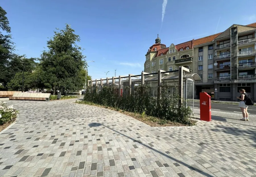 Nowy plac z kostki przy pergoli i przystanku