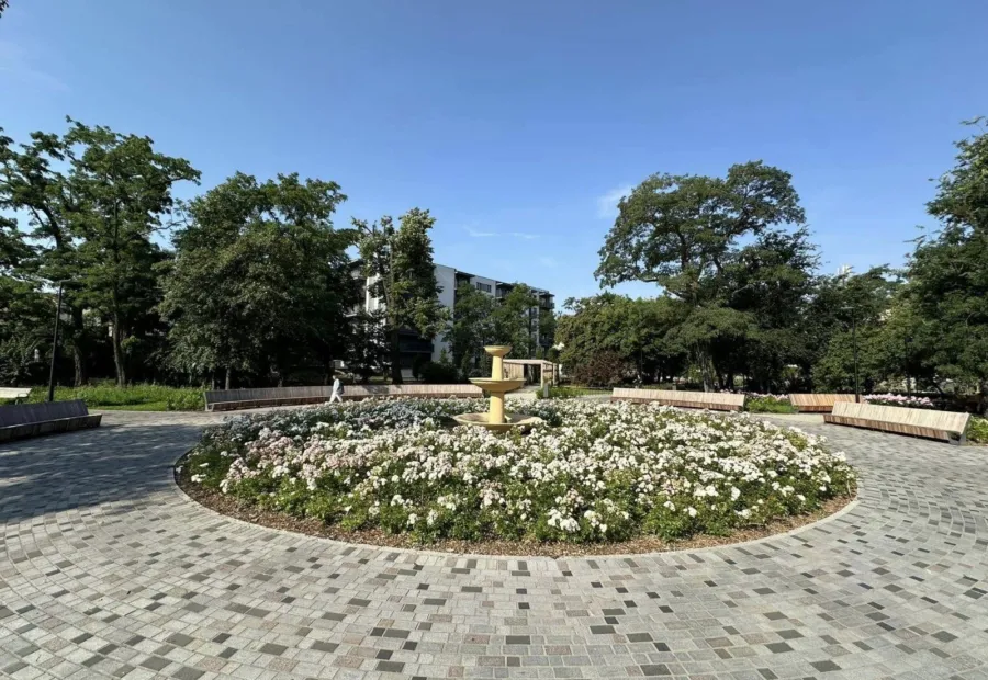Rabaty rozchodnikowe łączące park z układem drogowym