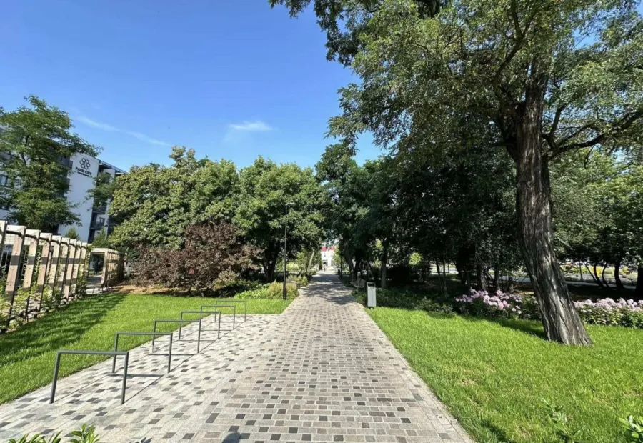 Nowe ławki parkowe wśród rabat bylinowych