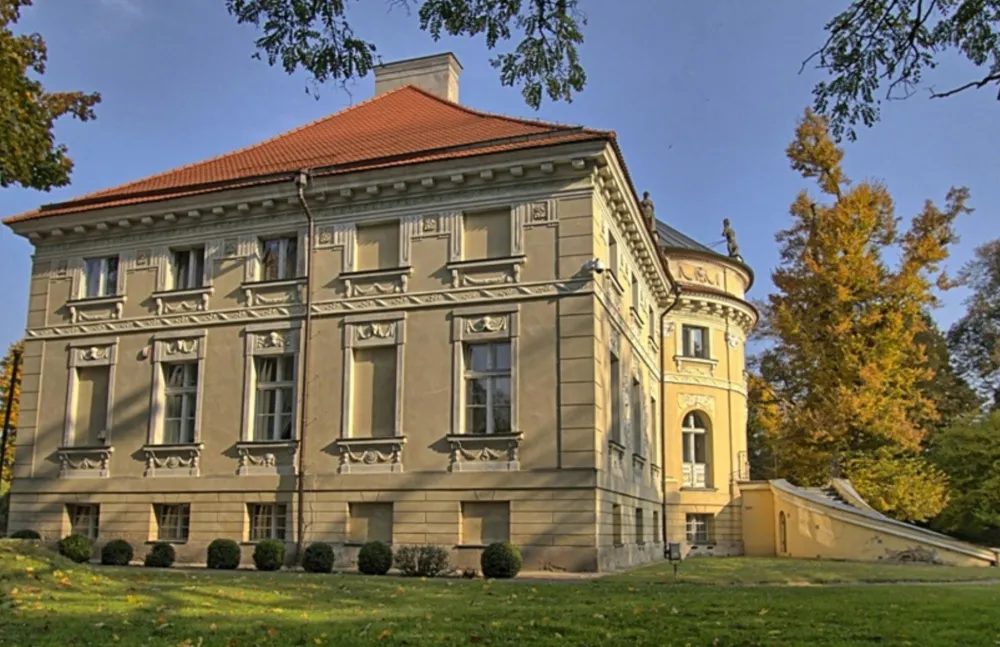 Klasycystyczny pałac Lipskich w Lewkowie w jesiennej scenerii