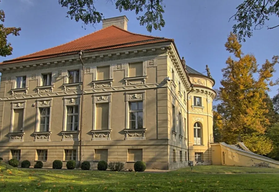 Klasycystyczny pałac Lipskich w Lewkowie w jesiennej scenerii