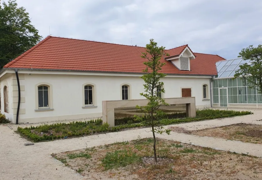 Budynek z oranżerią i nowymi nasadzeniami