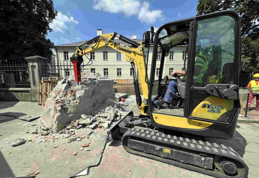 Wyburzanie murku minikoparką z młotem hydraulicznym