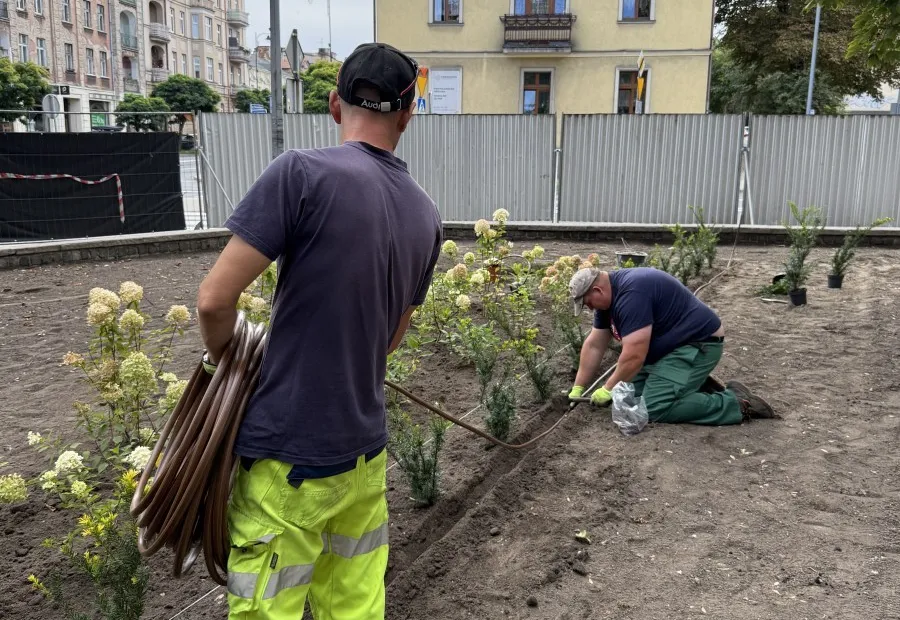 Montaż przyłącza nawadniania w donicy z geowłókniną