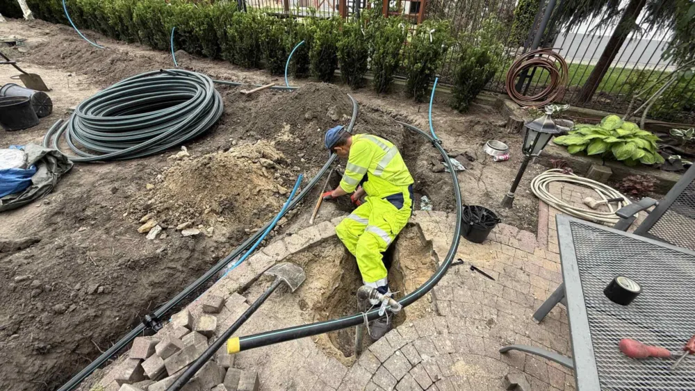 Montaż linii nawadniania w wykopie - ekipa Greensystem przy pracy