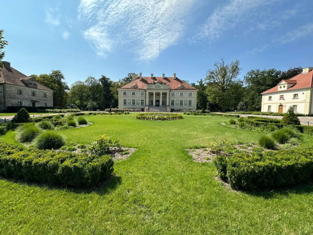 Ogród pałacowy z formowanymi rabatami - realizacja Greensystem
