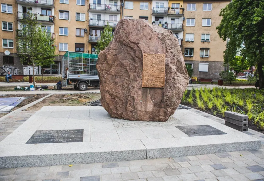 Kamień pamięci Sybiraków z tablicą na granitowym placu