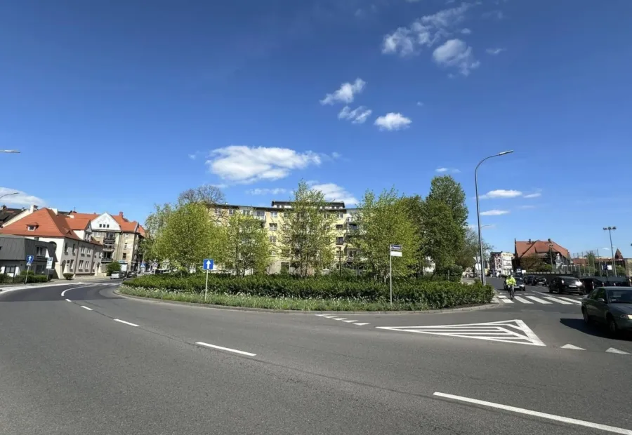 Ścieżka mineralna między kwitnącymi rabatami krwawnicy