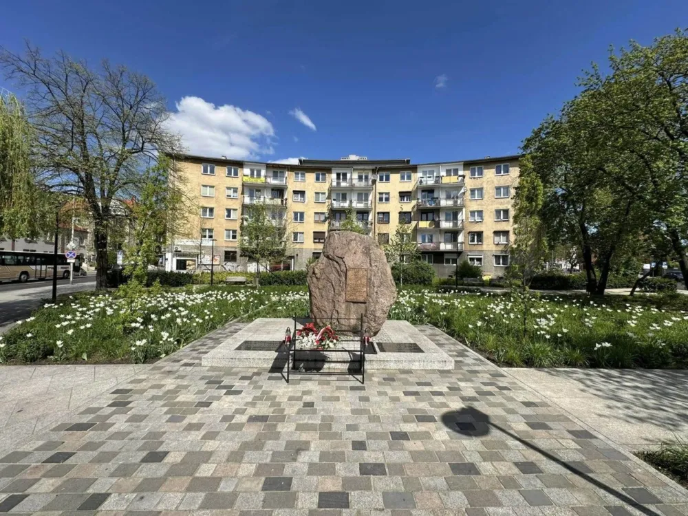 Sadzenie bylin i traw ozdobnych na rabatach skweru