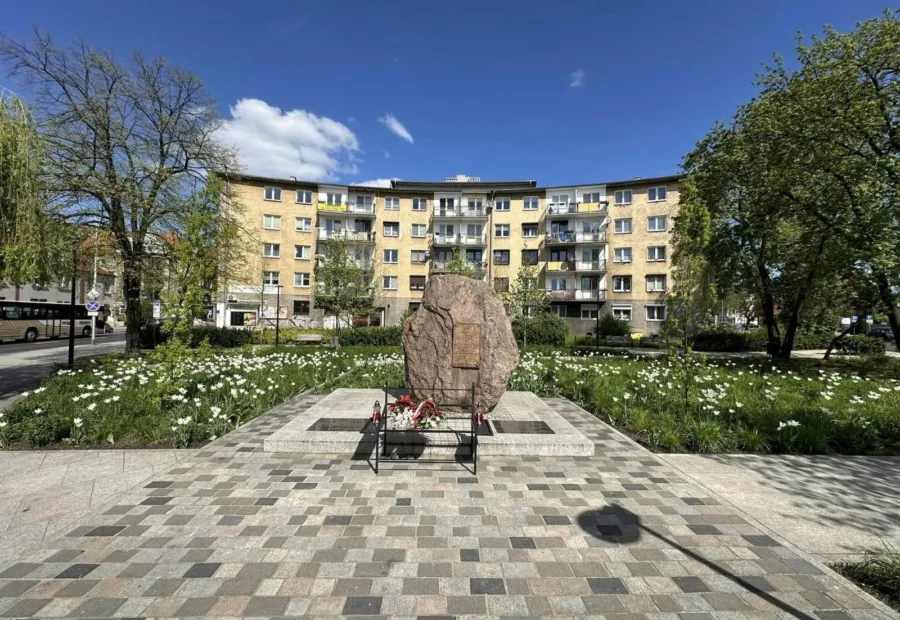 Sadzenie bylin i traw ozdobnych na rabatach skweru