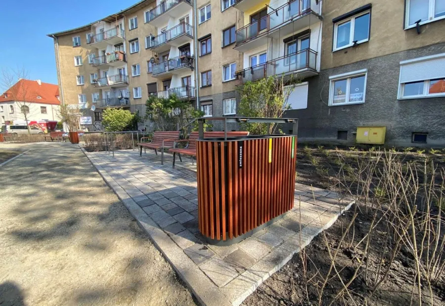 Zazielenione Rondo Sybiraków z formowanymi drzewami