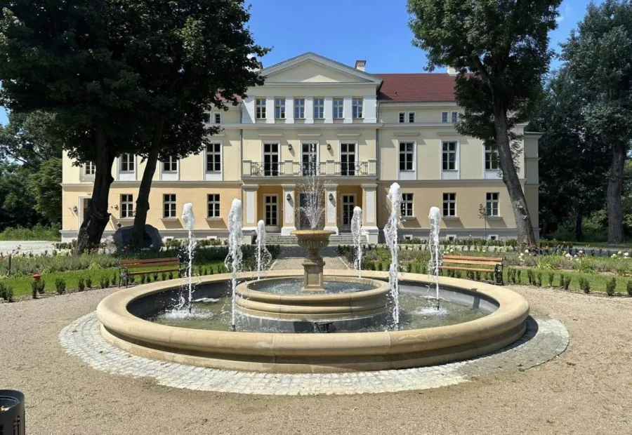 Geometryczny parter ogrodowy z fontanną - widok z pałacu
