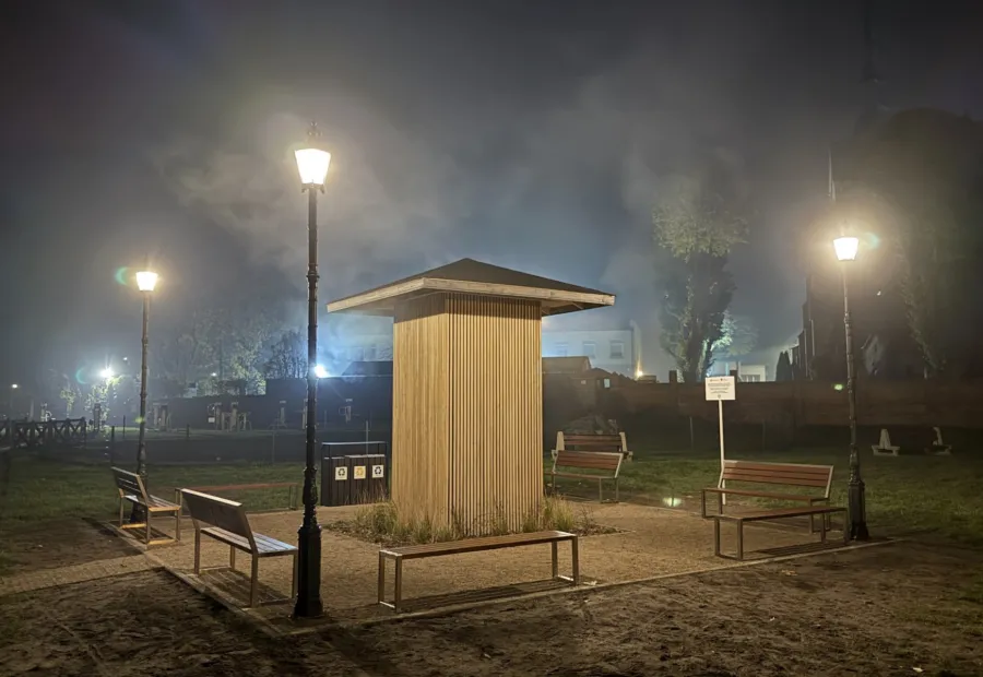 Tężnia nocą z mgiełką solankową w świetle latarni