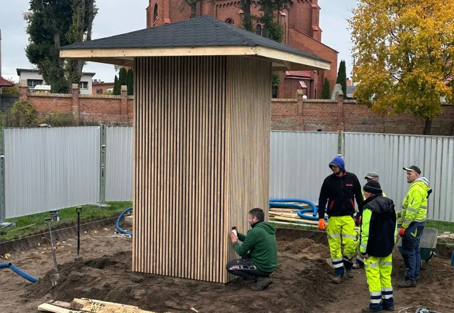 Montaż drewnianej konstrukcji tężni - zespół Greensystem przy pracy