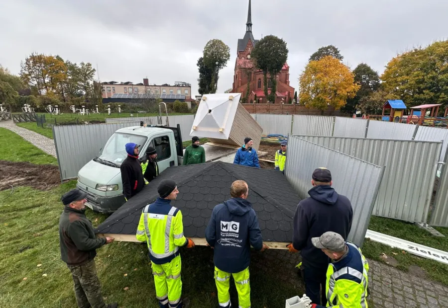 Montaż dachu tężni przez zespół Greensystem