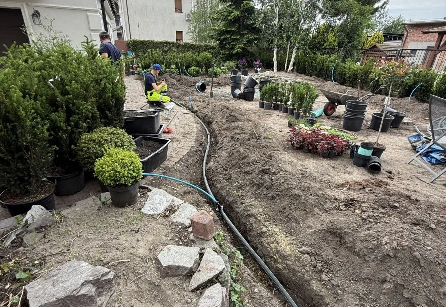 Zakładanie ogrodu - instalacja nawadniania i rośliny przygotowane do sadzenia