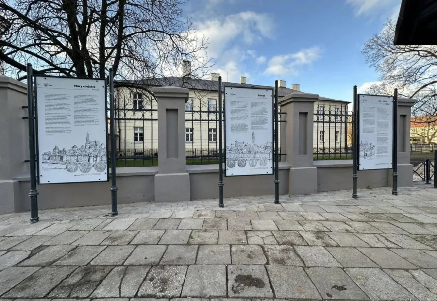 Odrestaurowane mury średniowieczne z kamienia polnego