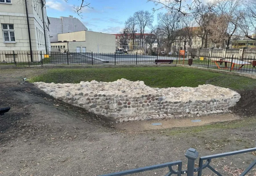 Iluminacja murów zamku w kolorze niebieskim nocą