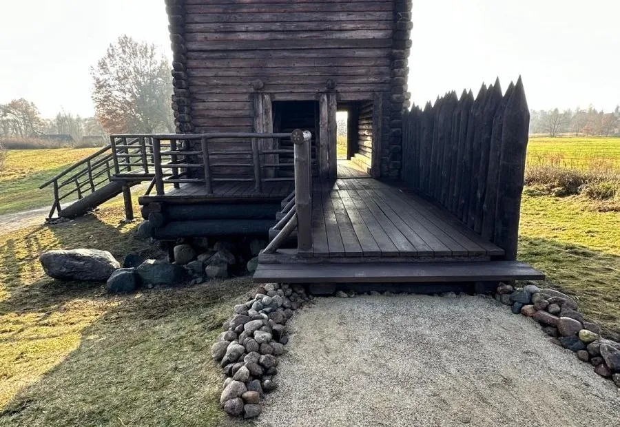Wieża po pracach - wejście z pomostem i palisadą