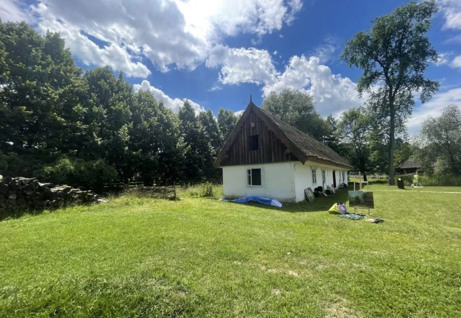 Zabytkowa chata w rezerwacie po uporządkowaniu terenu