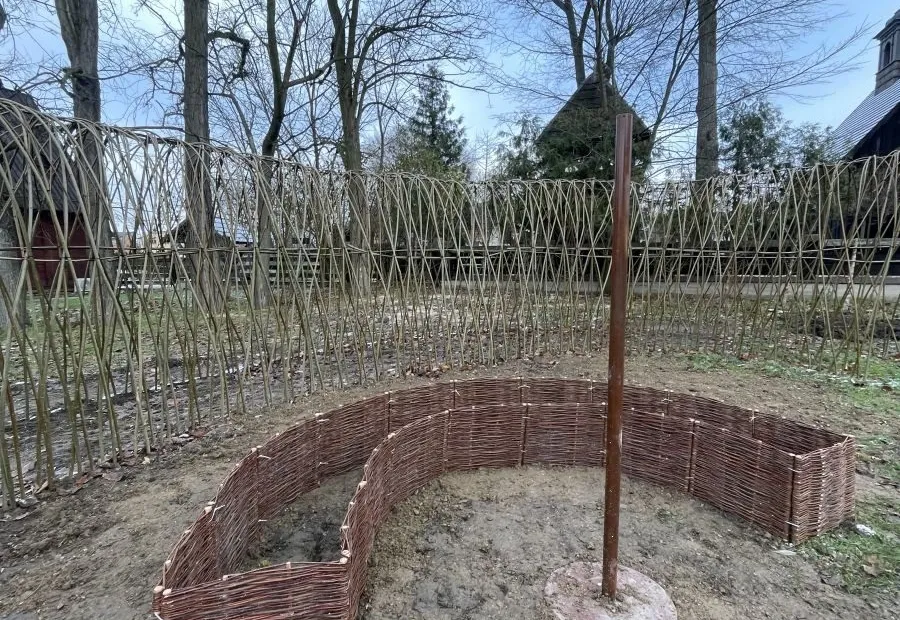 Wiklinowe obrzeża i żywy płot z wierzby